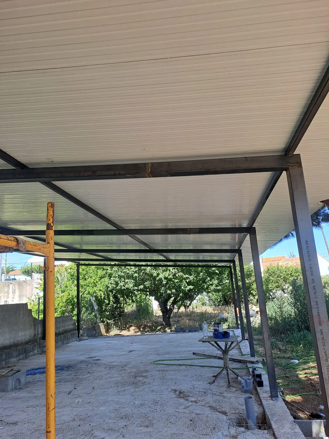 Alpendre com cobertura em painel