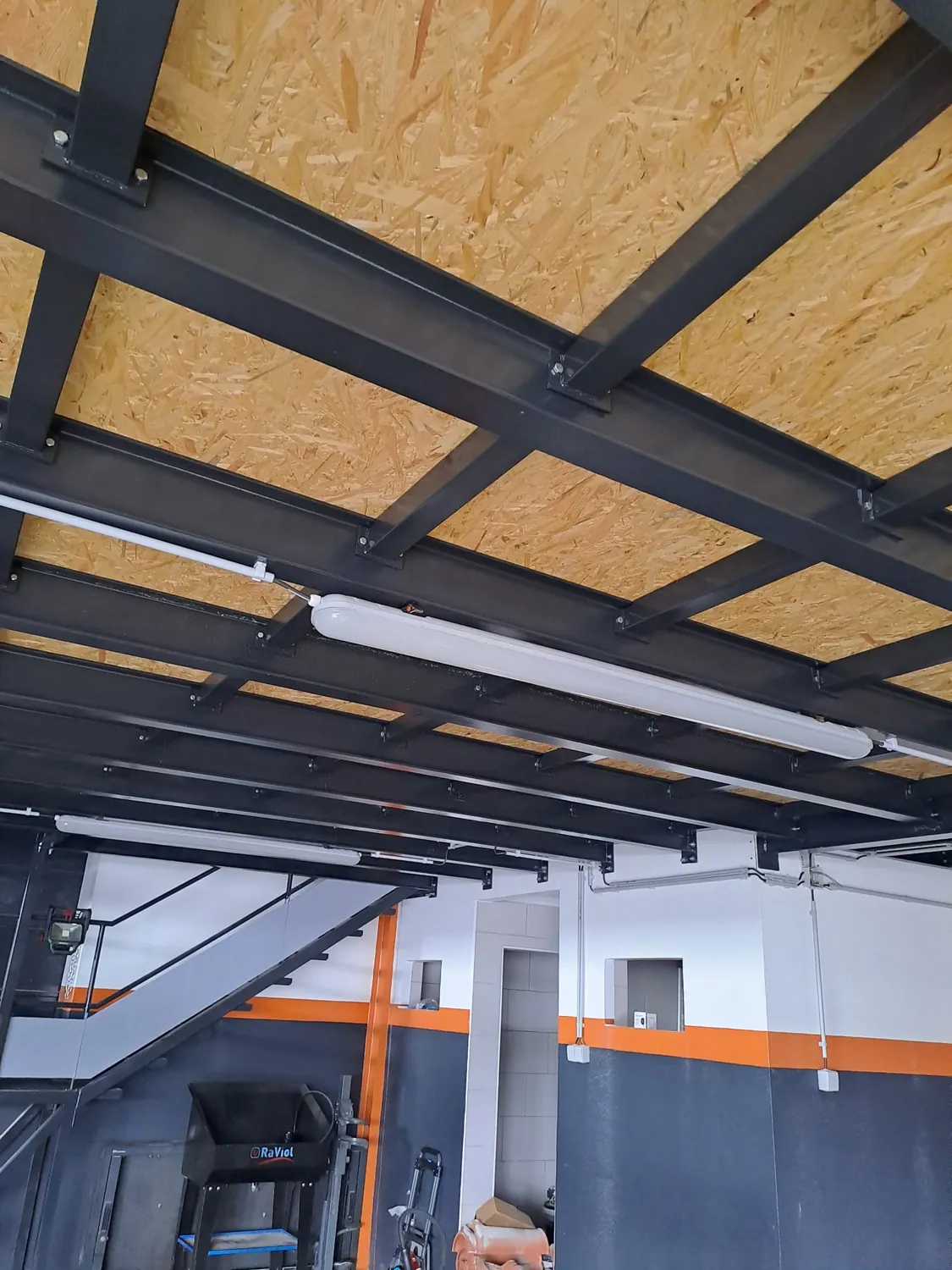 Estrutura metálica de um mezanino interior