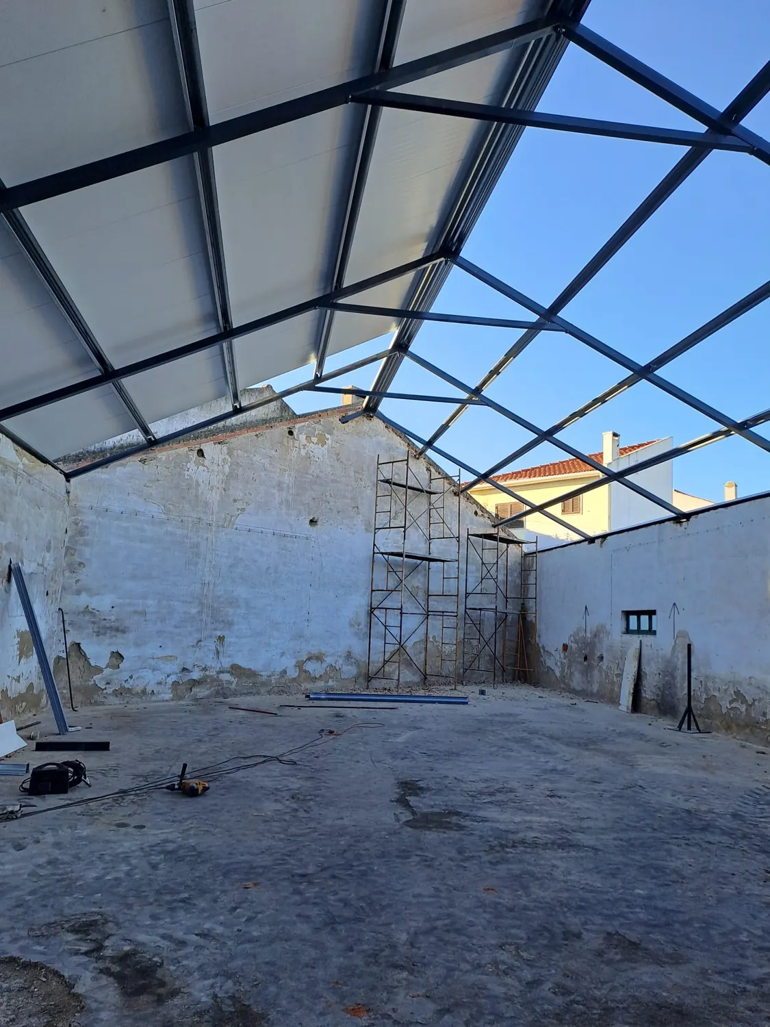 Estrutura de telhado em armazém