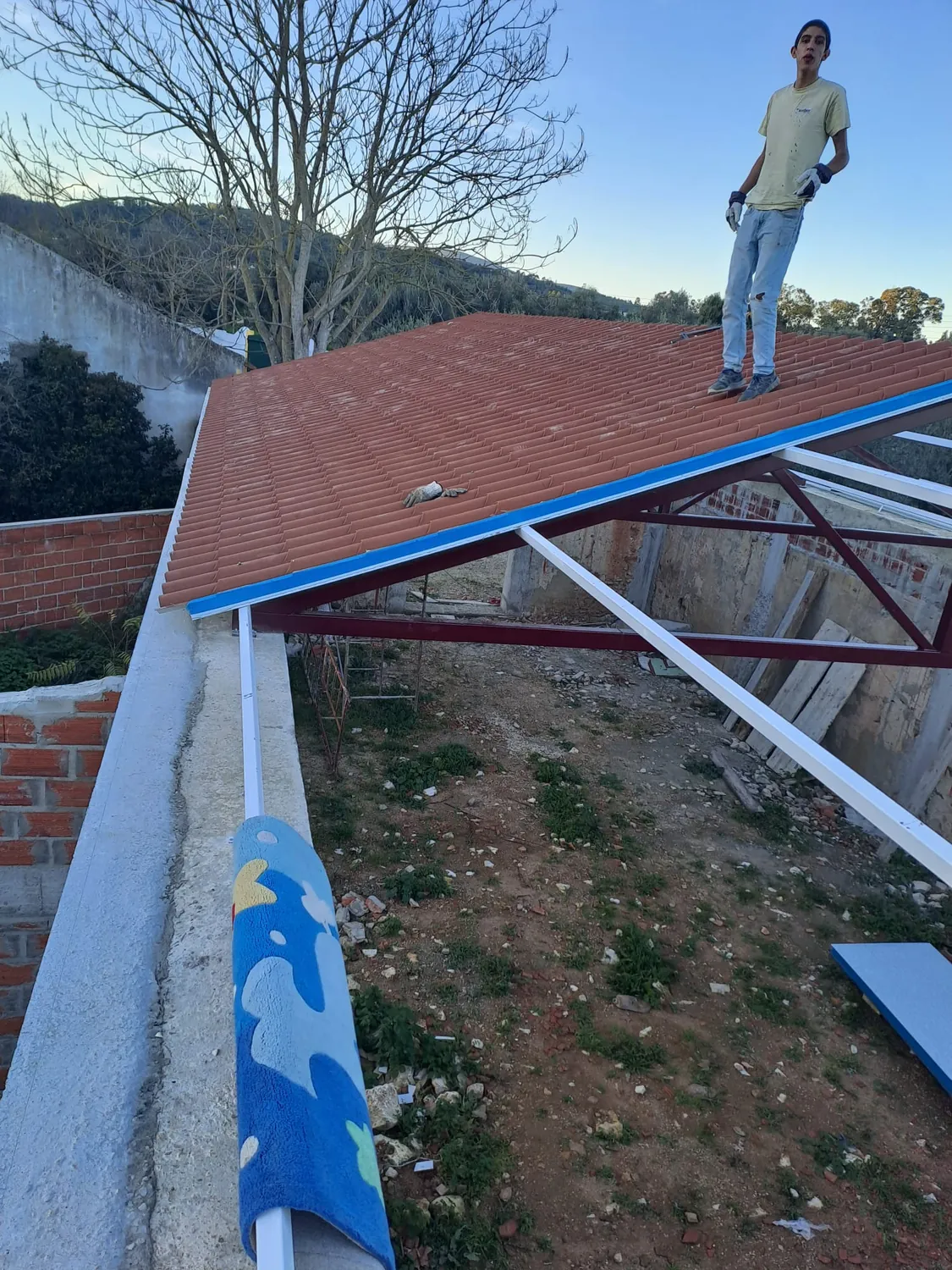 Telhado em painel com estrutura metálica