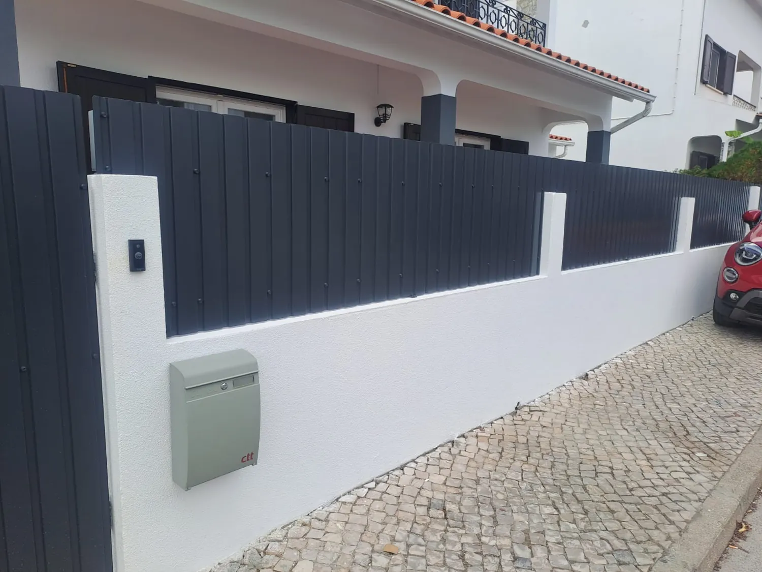 Vedação em ripado sobre muro