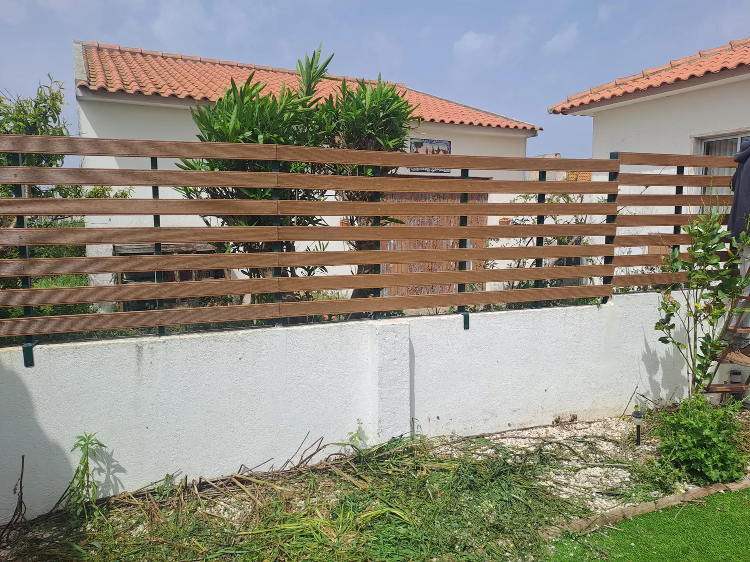 Vedação em ripado com acabamento madeira